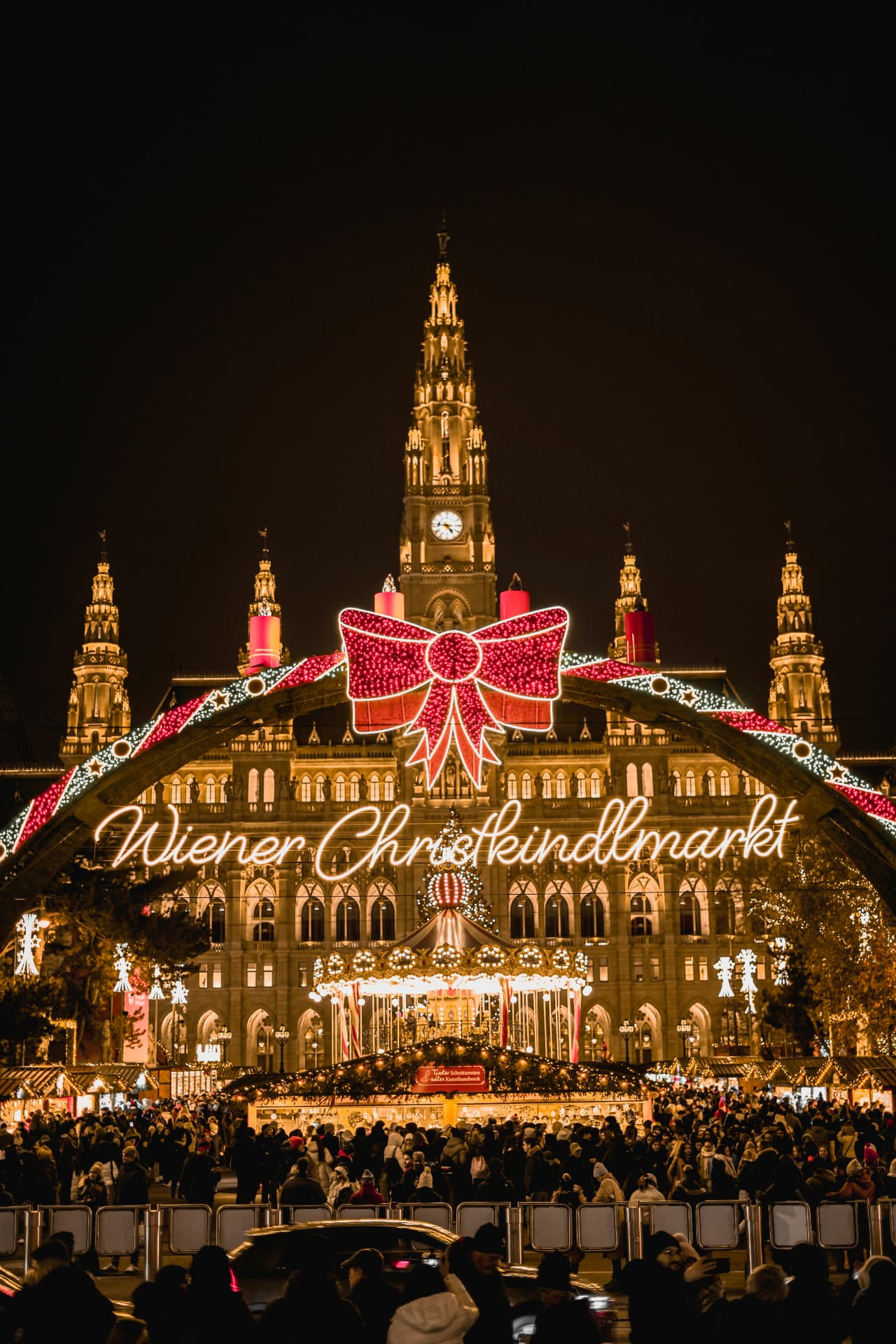 Wiener Christkindlmarkt opplyst foran rådhuset i Wien en desemberkveld