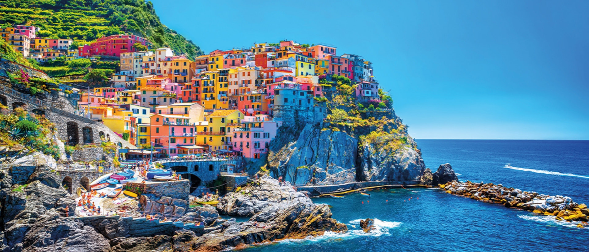 Fargerike husrekker i Cinque Terre sett fra sjøsiden