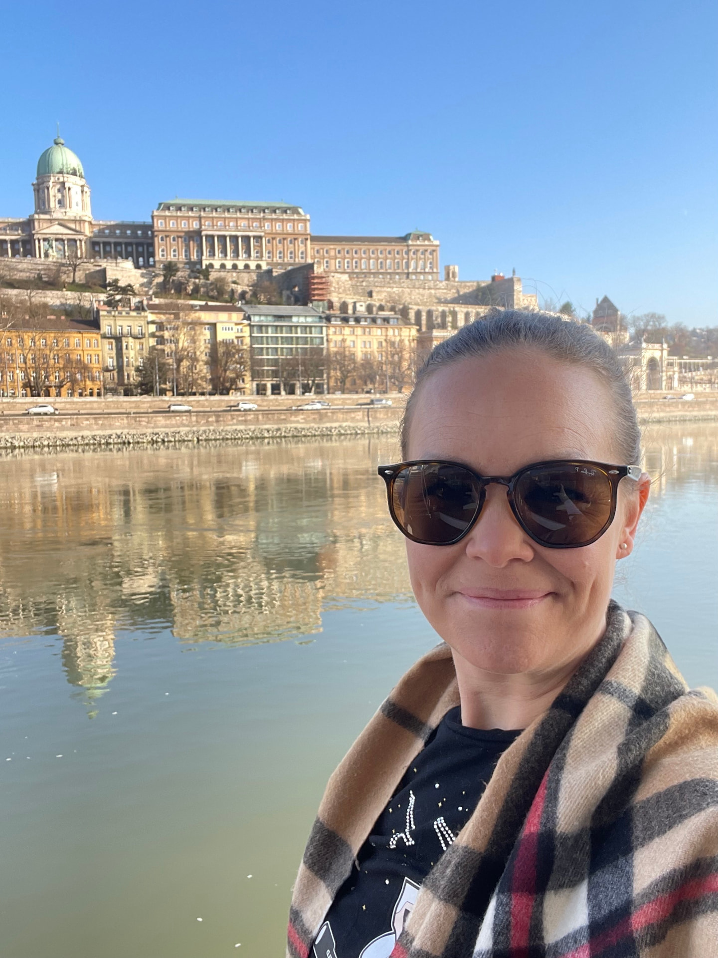 Rådgiver fra Explore the World foran Budapests slottsbakke på en firmatur