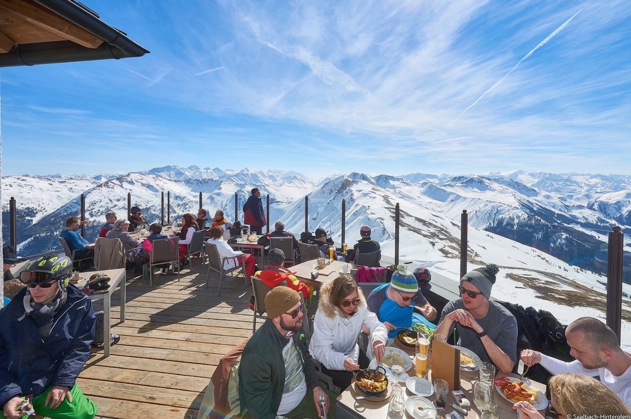 Gjester som spiser på en fjellrestaurant i Alpene