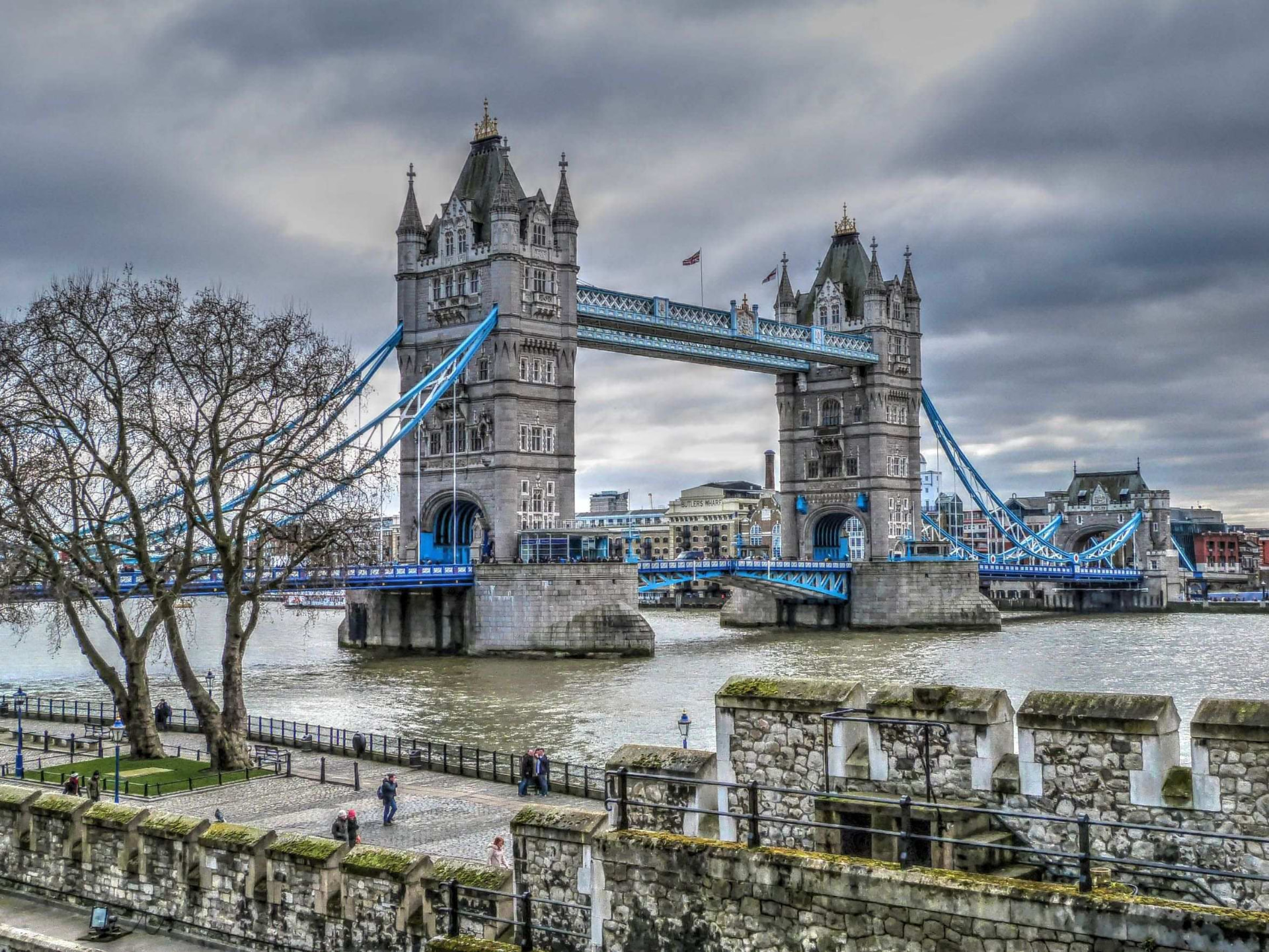 Tower Bridge over Themsen i London en gråværsdag om vinteren