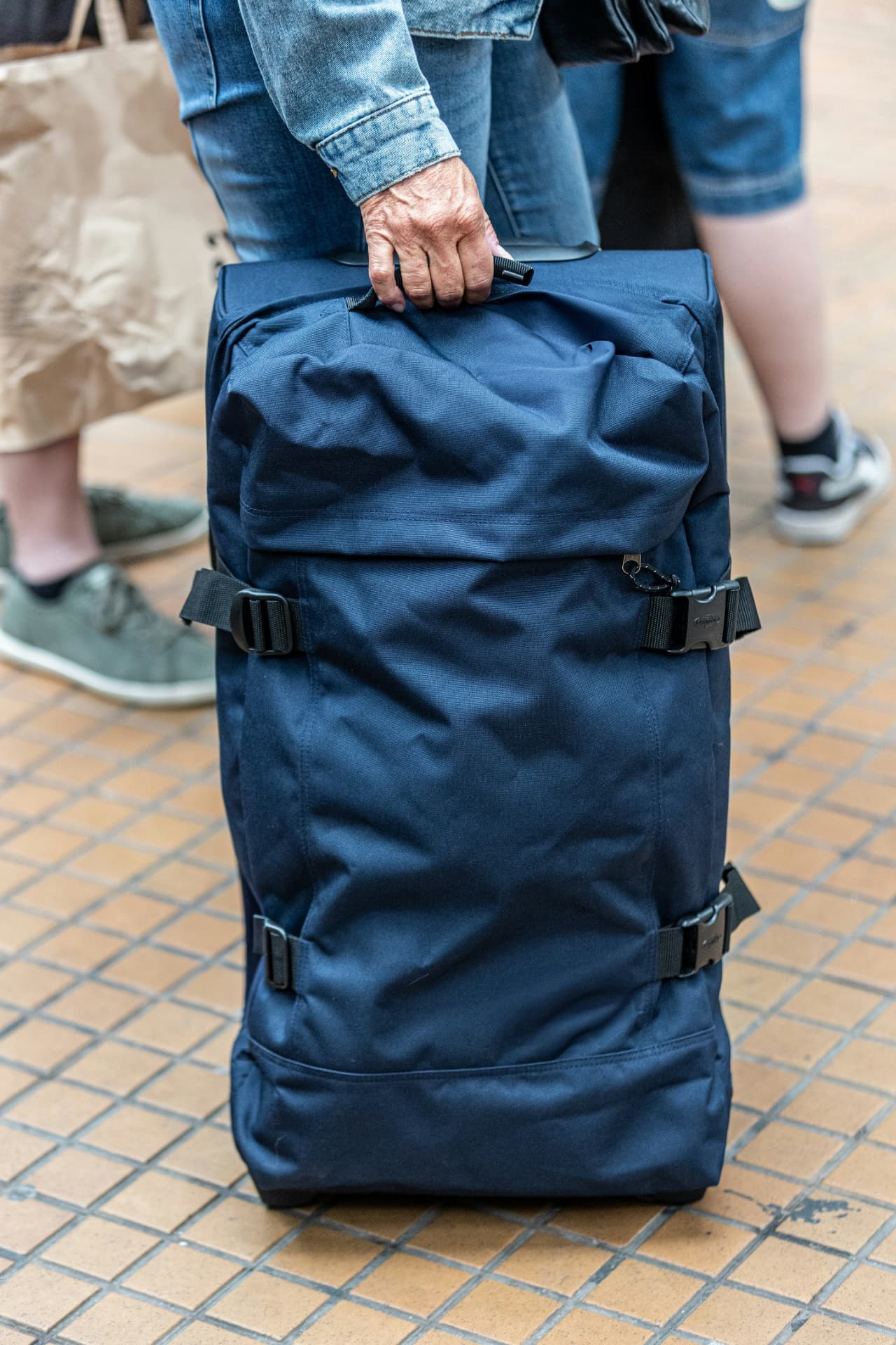 Deltaker med bag på vei til avreise