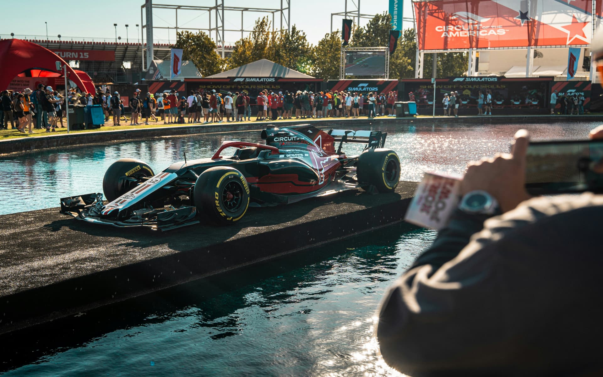 Formel 1-bil utstilt ved banen mens publikum følger med