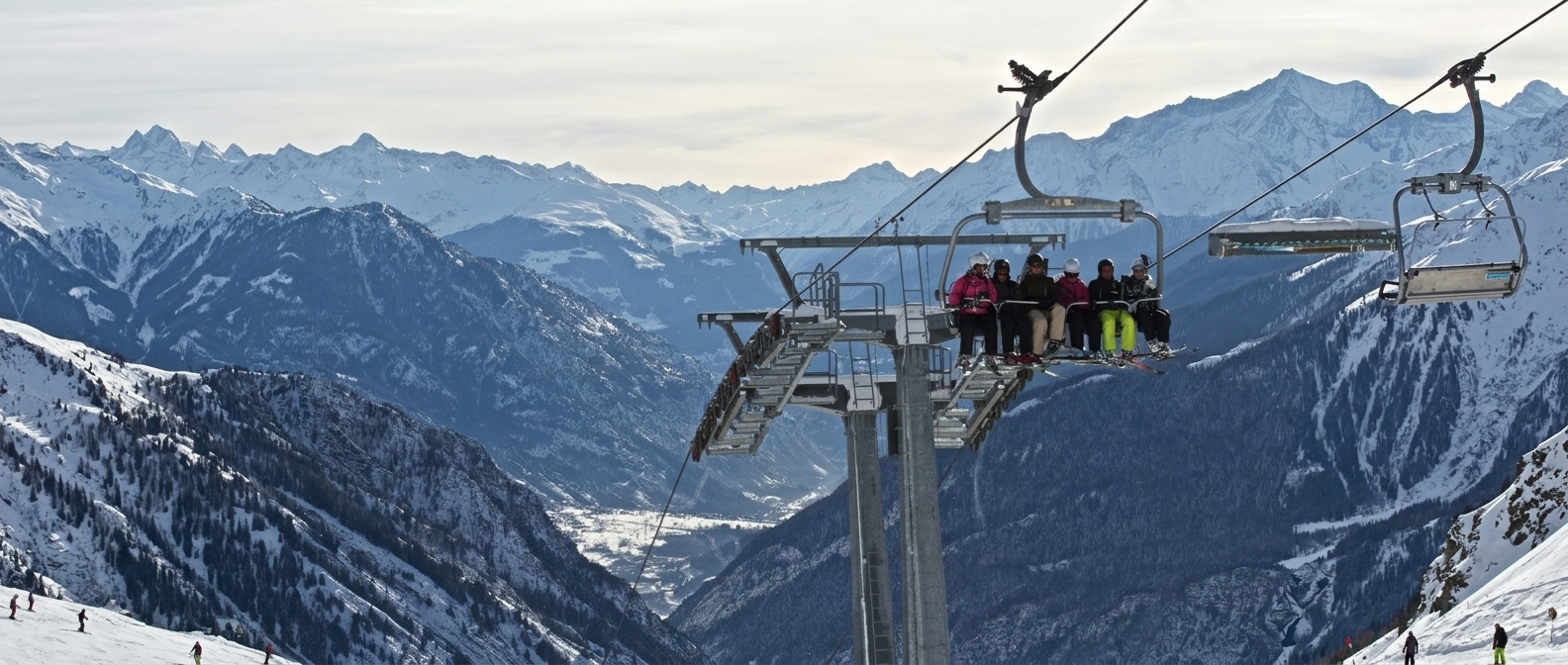 Skiheis med utsikt over snødekte alpetopper