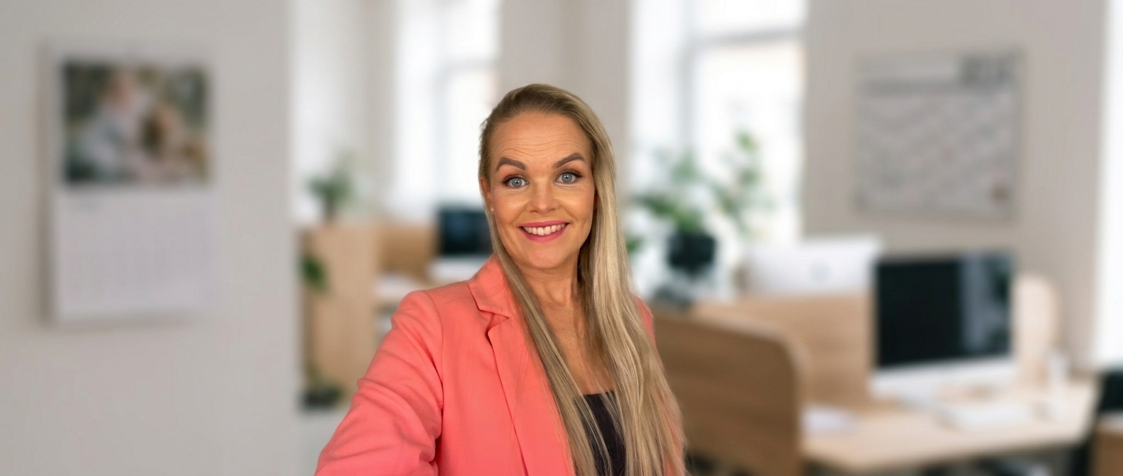 Kollega på kontoret som planlegger messedeltakelse