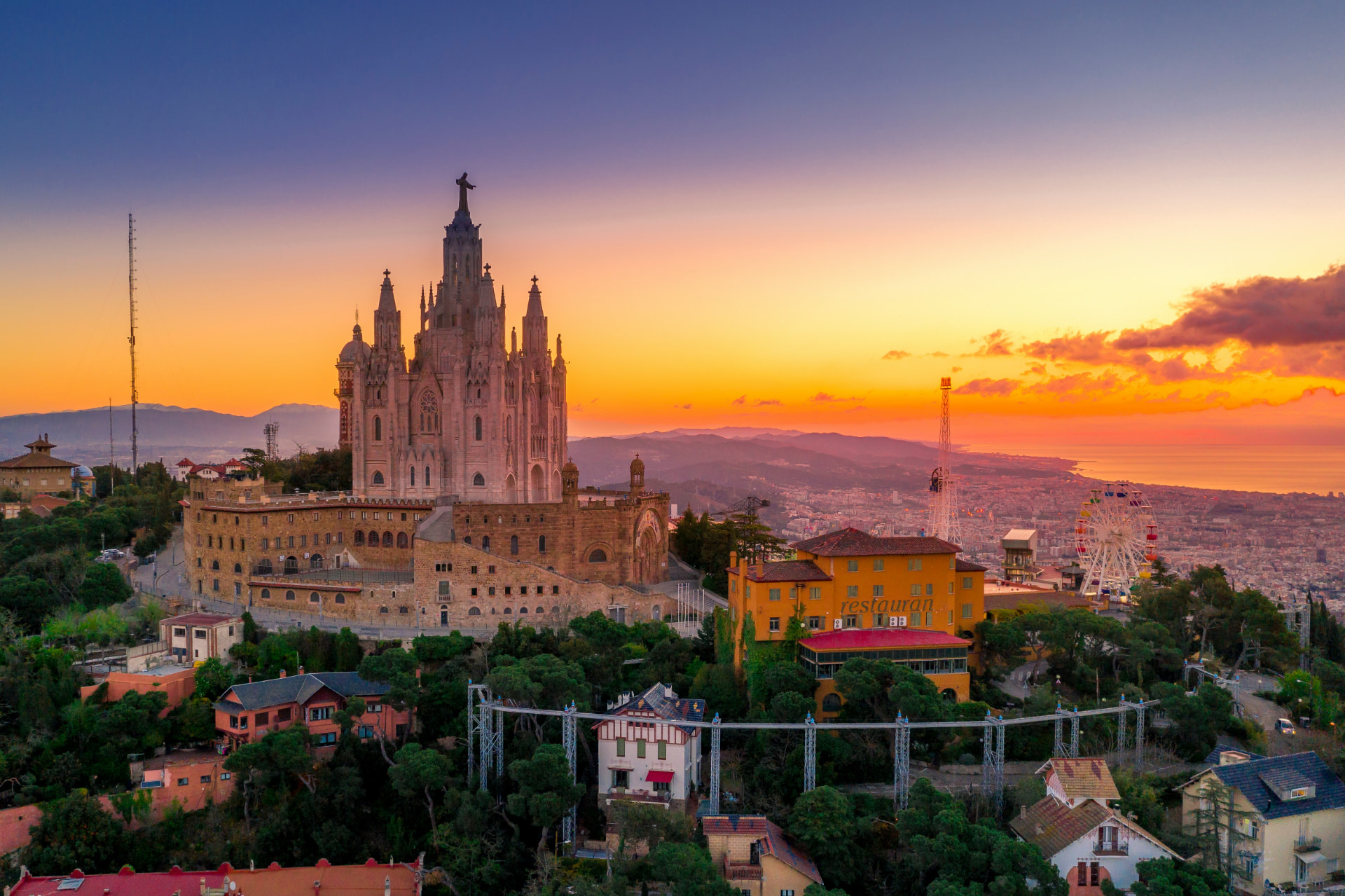 Firmatur i Barcelona med utsikt over byen i solnedgang