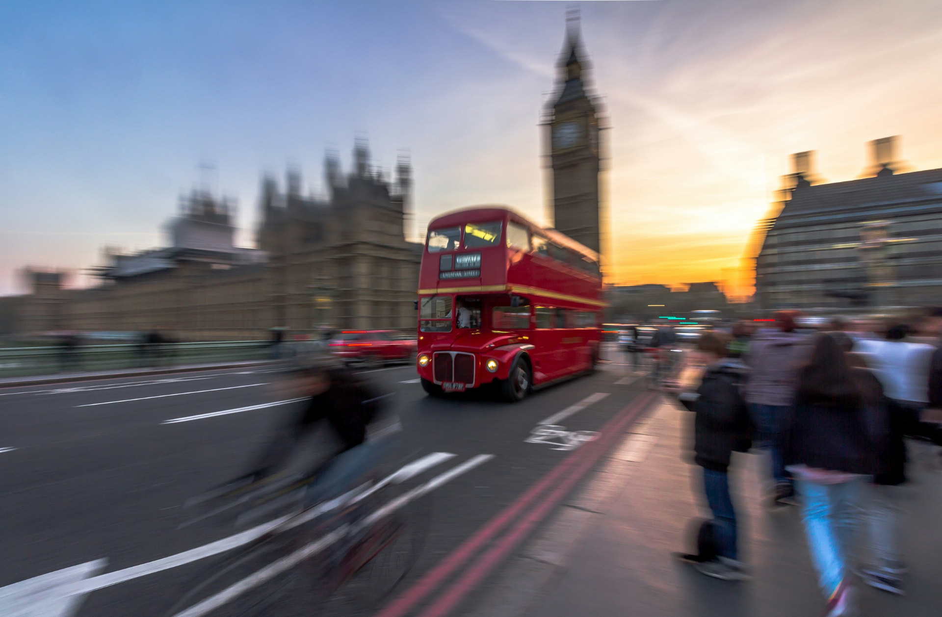 Rød dobbeltdekkerbuss ved Big Ben i London