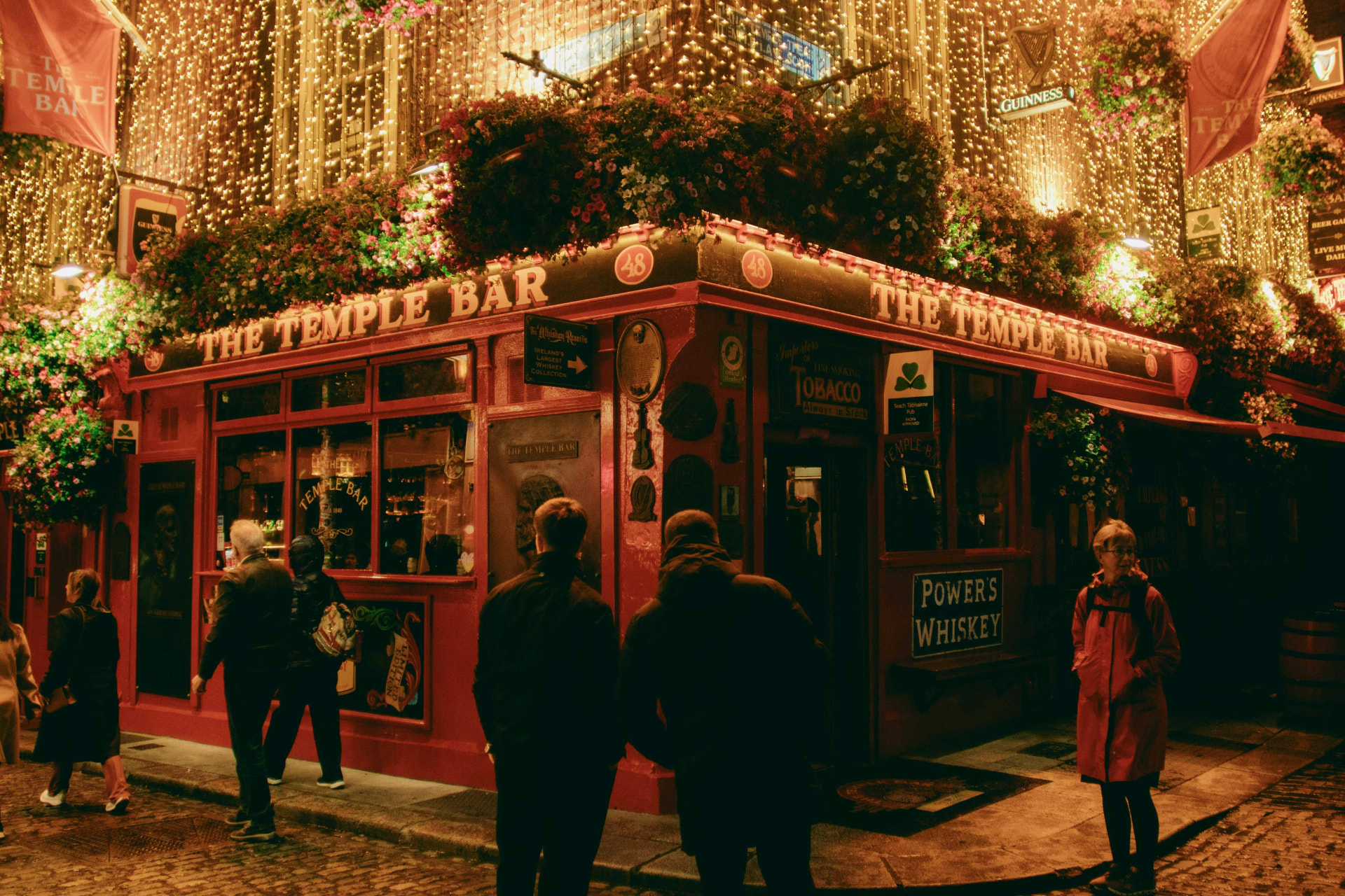 Julepyntet pub i Temple Bar i Dublin med lyslenker over fasaden